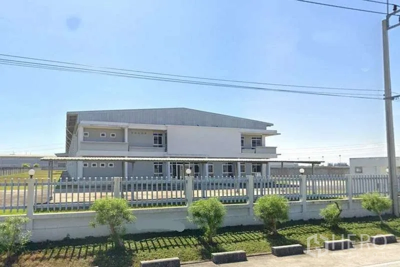 Factory for rent in Bang Bo, Samut Prakan - Modern factory with attached two-storey office and gated perimeter in Bang Bo, Samut Prakan, set within an industrial estate.