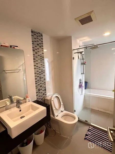 คอนโด ให้เช่า - ห้องน้ำพร้อมอ่างล้างหน้า โถสุขภัณฑ์ และตู้กระจกอาบน้ำพร้อมอ่าง