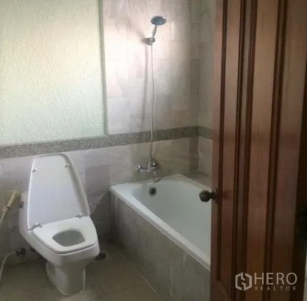 คอนโด ให้เช่าในWatthana, Bangkok - ห้องน้ำพร้อมอ่างอาบน้ำติดฝักบัวและโถสุขภัณฑ์