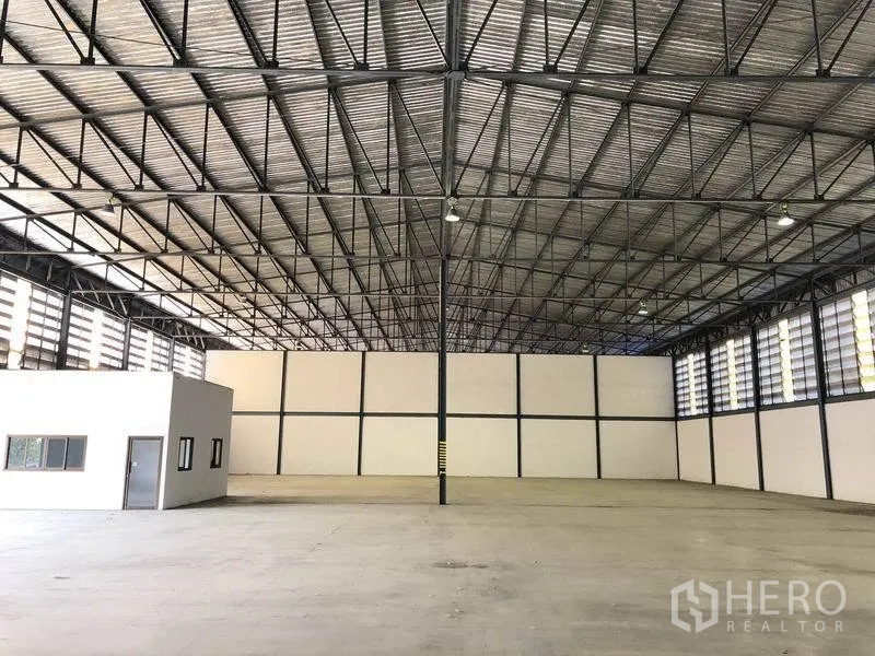 货栈 出租在Khlong Luang, Pathum Thani - 仓库内部宽敞，钢结构屋顶，混凝土地面，带小型办公室。