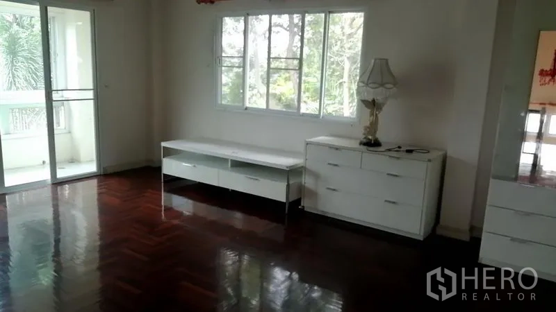 บ้าน ให้เช่าในLat Krabang, Bangkok - ห้องนอนชั้นบน พื้นไม้ขัดเงา ตู้ลิ้นชักสีขาว พร้อมระเบียงเห็นต้นไม้