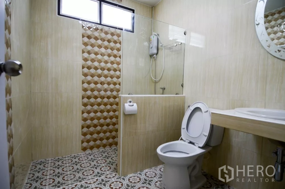 สำนักงานที่บ้าน ให้เช่าในLat Phrao, Bangkok - ห้องน้ำพร้อมฉากกั้นอาบน้ำ เครื่องทำน้ำอุ่น และผนังกระเบื้องโทนเบจ