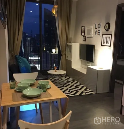 คอนโด ให้เช่าในWatthana, Bangkok - ห้องนั่งเล่นและรับประทานอาหารแบบโอเพ่น พร้อมระเบียงชมวิวกรุงเทพฯ ตอนกลางคืน