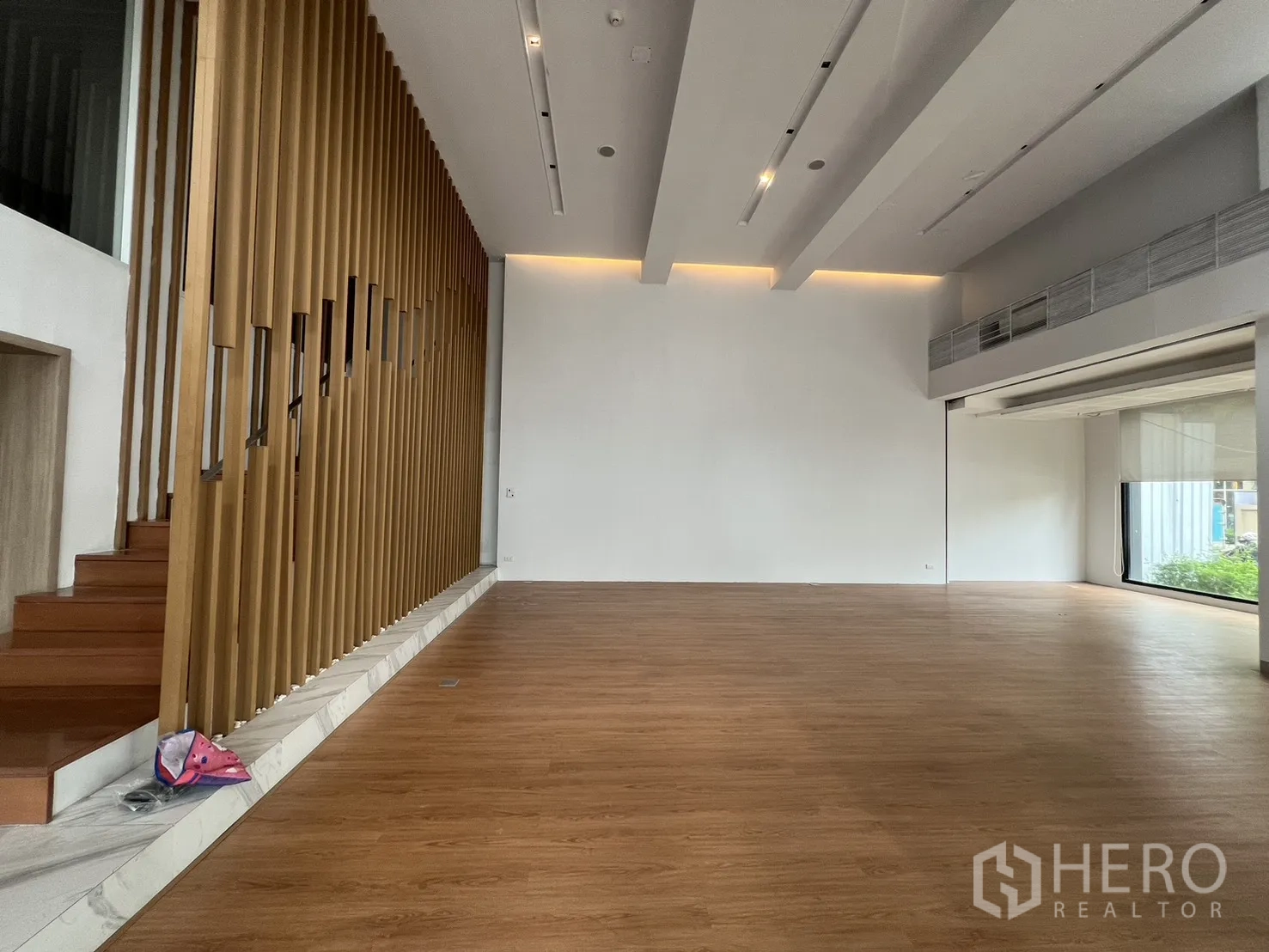 零售空间 出租在Khlong Toei, Bangkok - 大型展厅，木格栅特色墙与楼梯