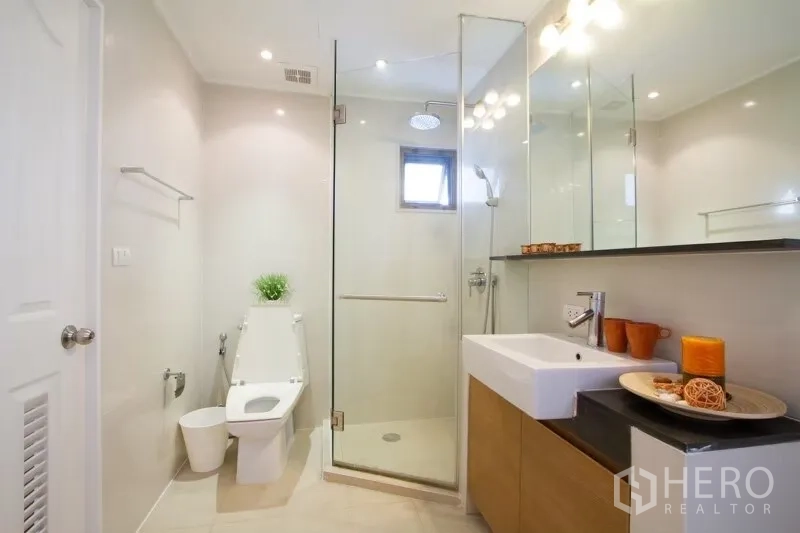 คอนโด ให้เช่าในWatthana, Bangkok - ห้องน้ำทันสมัย พร้อมตู้กระจกอาบน้ำแบบเรนชาวเวอร์ กระจกบานใหญ่ และอ่างล้างหน้า