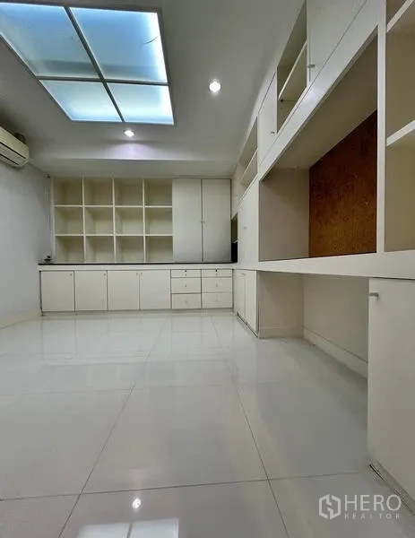 สำนักงานที่บ้าน ให้เช่าในSuan Luang, Bangkok - ห้องทำงานพร้อมตู้บิลท์อินสีขาวจำนวนมาก