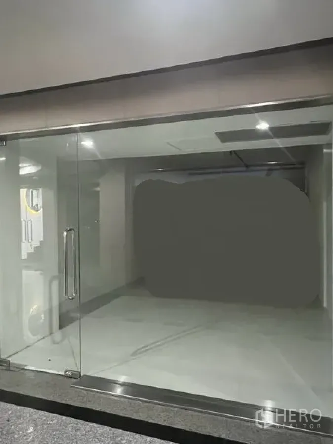 零售空间 出租在Khlong Toei, Bangkok - 31㎡零售铺面，整面玻璃门头，双开玻璃门，明亮瓷砖地面与嵌入式照明，近BTS通罗站。