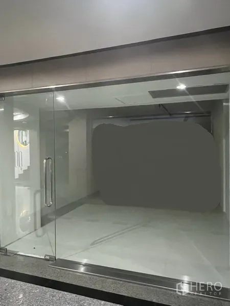 零售空间 出租在Khlong Toei, Bangkok - 31㎡零售铺面，整面玻璃门头，双开玻璃门，明亮瓷砖地面与嵌入式照明，近BTS通罗站。