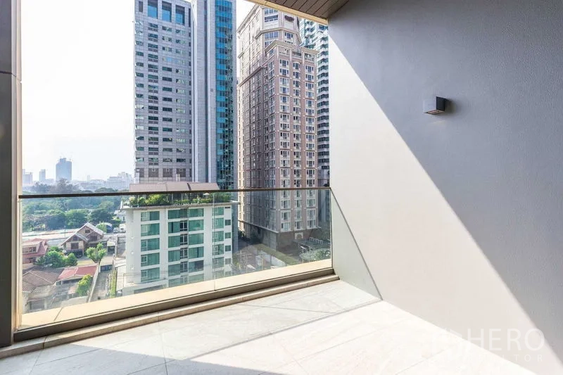 คอนโด ขายในPathum Wan, Bangkok - ระเบียงมีราวกระจก มองเห็นวิวเมืองย่านปทุมวัน