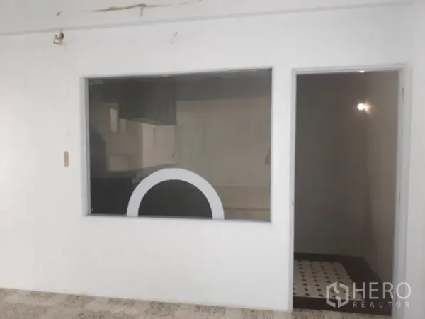 บ้าน ให้เช่าในWatthana, Bangkok - ห้องผนังสีขาวมีช่องหน้าต่างภายในและประตูเข้าสู่ห้องด้านข้าง