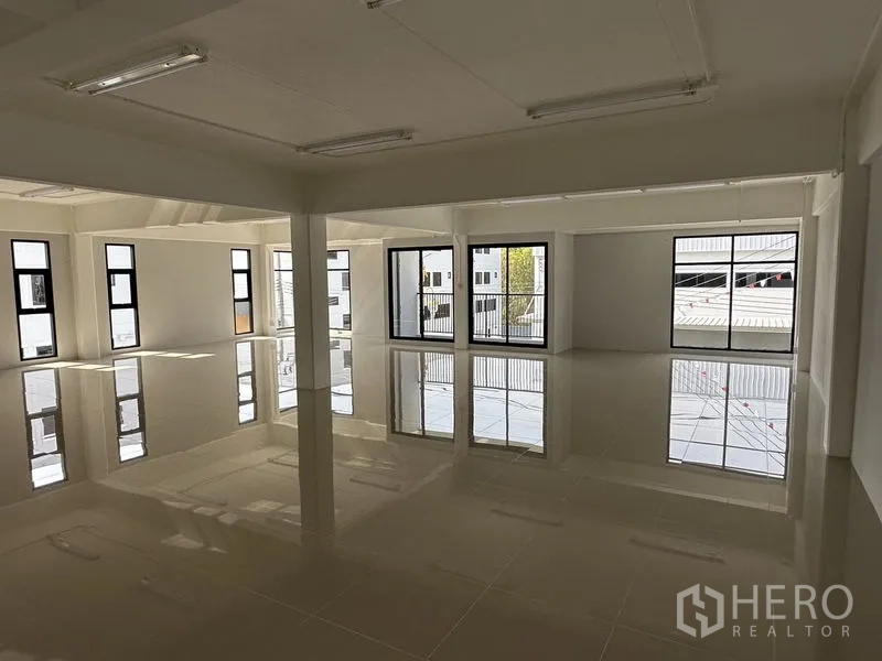 คลังสินค้า ให้เช่าในBang Phli, Samut Prakan - สำนักงานชั้นบนสว่างโล่ง มีหน้าต่างบานใหญ่และพื้นกระเบื้องเงา