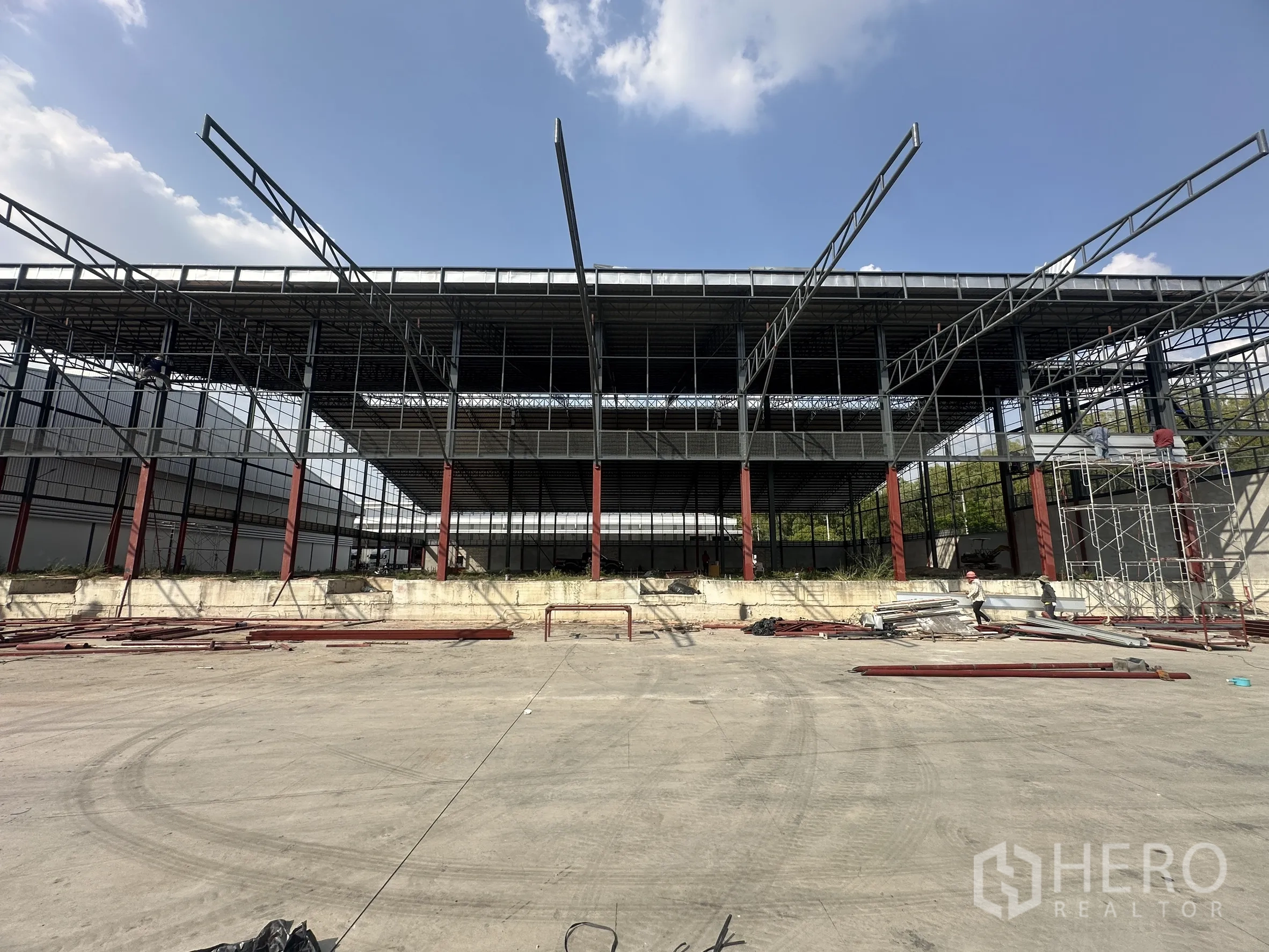 Factory for rent in Si Racha, Chon Buri - Front view of industrial shed showing tall roof spans and open loading bays.