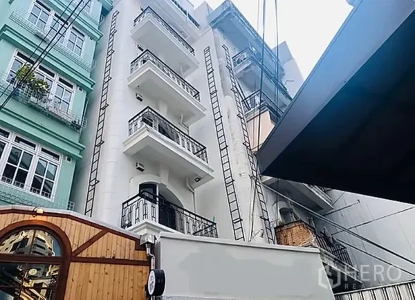 พื้นที่ขายปลีก ให้เช่าในKhlong Toei, Bangkok - อาคารตึกแถวหลายชั้นพร้อมระเบียง ตั้งอยู่ในซอยสุขุมวิท