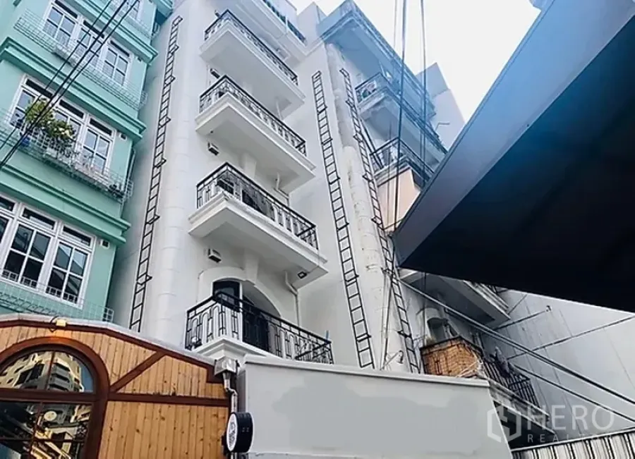 พื้นที่ขายปลีก ให้เช่าในKhlong Toei, Bangkok - อาคารตึกแถวหลายชั้นพร้อมระเบียง ตั้งอยู่ในซอยสุขุมวิท