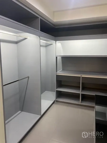 คอนโด ให้เช่าในKhlong Toei, Bangkok - วอล์กอินคลอเซ็ตกว้าง พร้อมราวแขวนและชั้นวางหลายช่อง