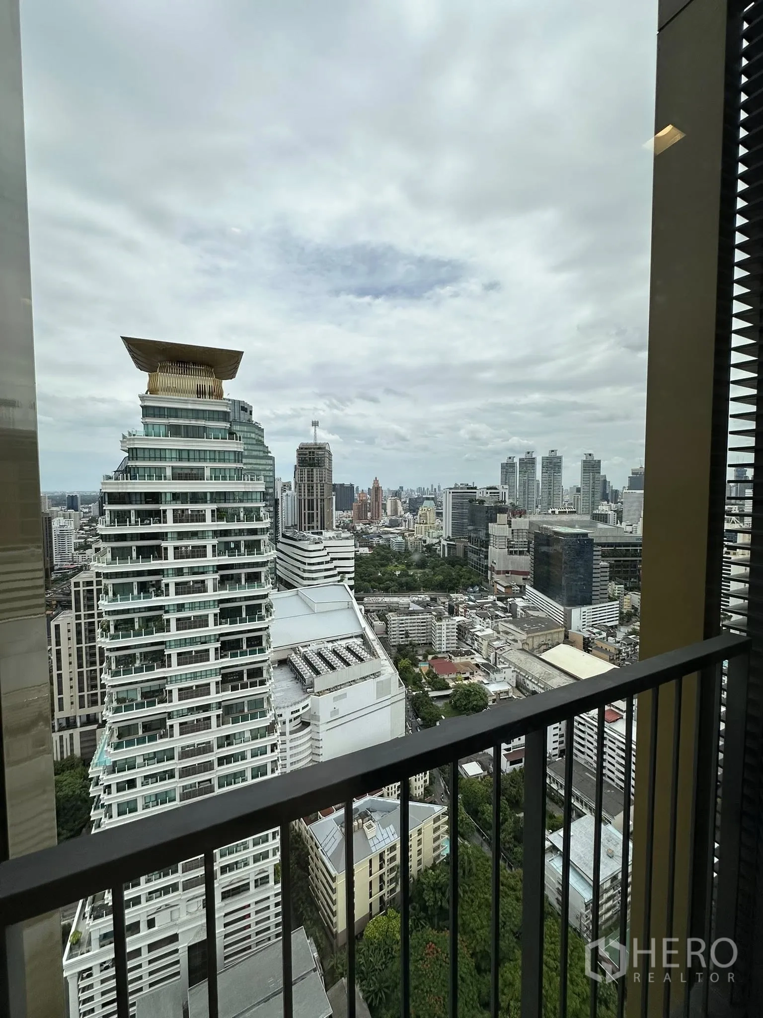 คอนโด ให้เช่าในWatthana, Bangkok - วิวเมืองจากระเบียง มองเห็นสกายไลน์ย่านสุขุมวิทและพื้นที่สีเขียว