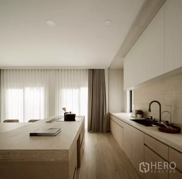 Detached House for rent in Bang Phli, Samut Prakan - Modern light-wood kitchen with a large island, induction hob and sink