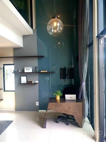 สำนักงานที่บ้าน ให้เช่าในBang Phli, Samut Prakan - พื้นที่ทำงานเพดานสูงโปร่ง ผนังกระจกเต็มบาน โคมไฟแขวน และโต๊ะทำงานขนาดเล็ก