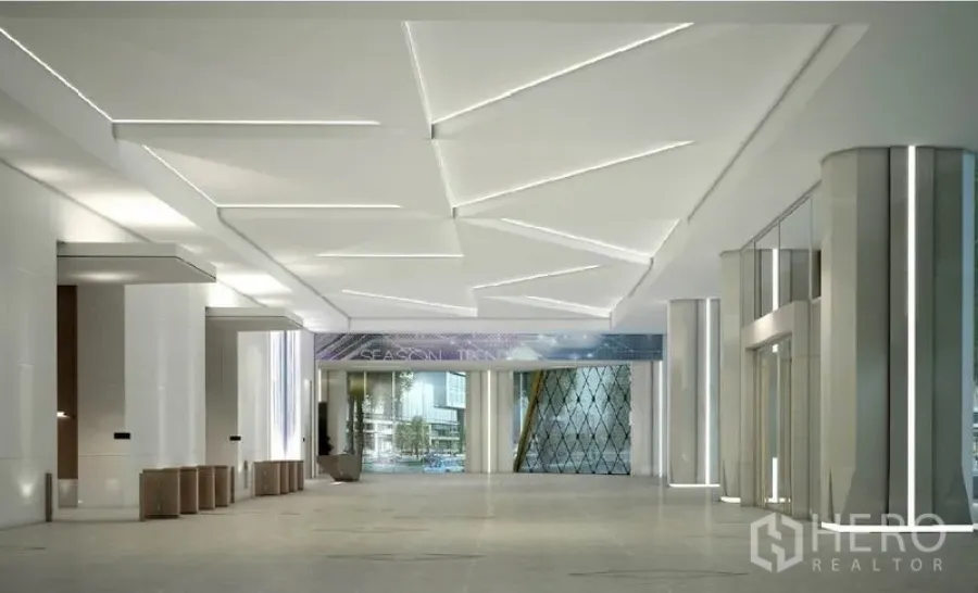 สำนักงาน ให้เช่าในRatchathewi, Bangkok - โถงตึกสำนักงานกว้าง เพดานลายเรขาคณิตไฟ LED และผนังกระจกสูงมองเห็นวิวเมืองที่ทางเข้า