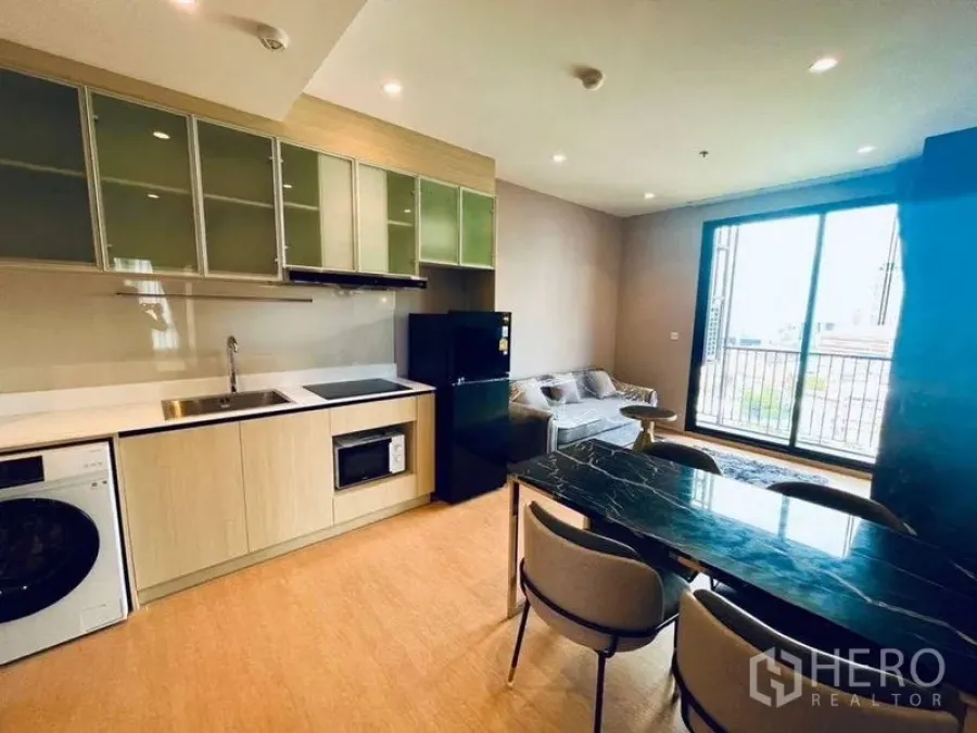 คอนโด ให้เช่าหรือขายในWatthana, Bangkok - โซนทานข้าวโต๊ะหินอ่อนสีดำติดครัวและประตูสไลด์ออกระเบียง