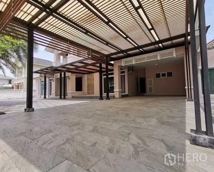 บ้าน ขายในLat Krabang, Bangkok - ลานจอดรถปูกระเบื้องกว้างใต้กันสาดระแนงสไตล์โมเดิร์น