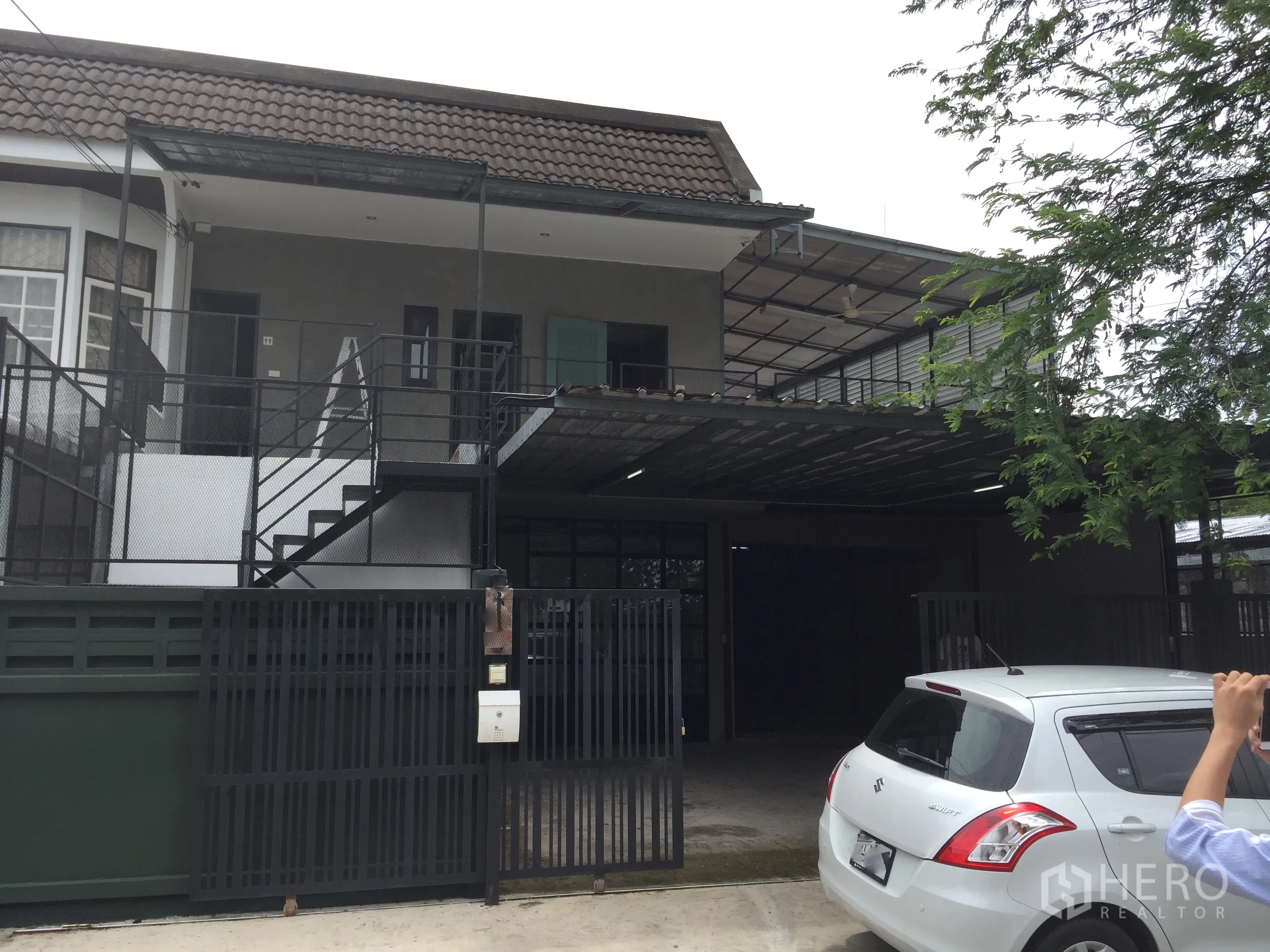 บ้าน ให้เช่าในDin Daeng, Bangkok - บ้านเดี่ยวสองชั้น พร้อมที่จอดรถในรั้ว ประตูเหล็ก และกันสาดกว้าง