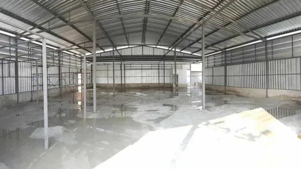 货栈 出租在Sai Mai, Bangkok - 仓库内部高挑钢结构屋顶，开放式平面与混凝土地面。