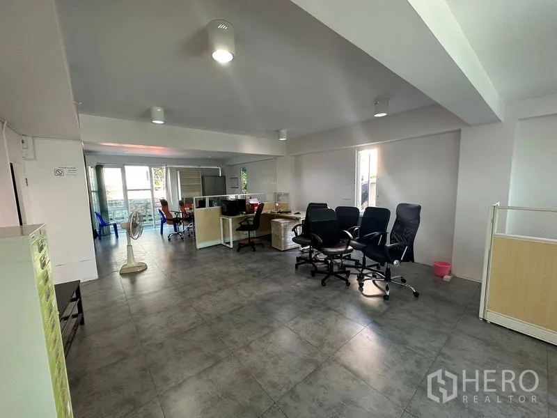 สำนักงานที่บ้าน ให้เช่าในPhra Khanong, Bangkok - สำนักงานแปลนเปิดกว้างพร้อมเก้าอี้ทำงาน พื้นกระเบื้อง