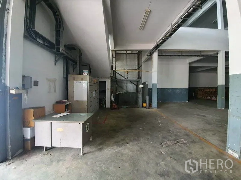 工厂 出售在Bang Khun Thian, Bangkok - 工作台旁的笼式货梯，厂房内部