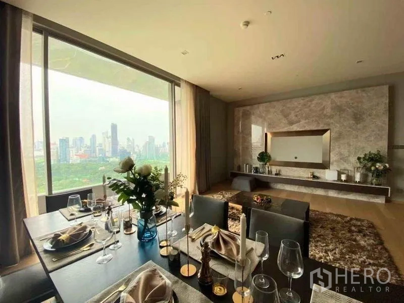 公寓 出租在Bang Rak, Bangkok - 六人餐桌摆盘精致，鲜花点缀，正对大窗外的城市全景。
