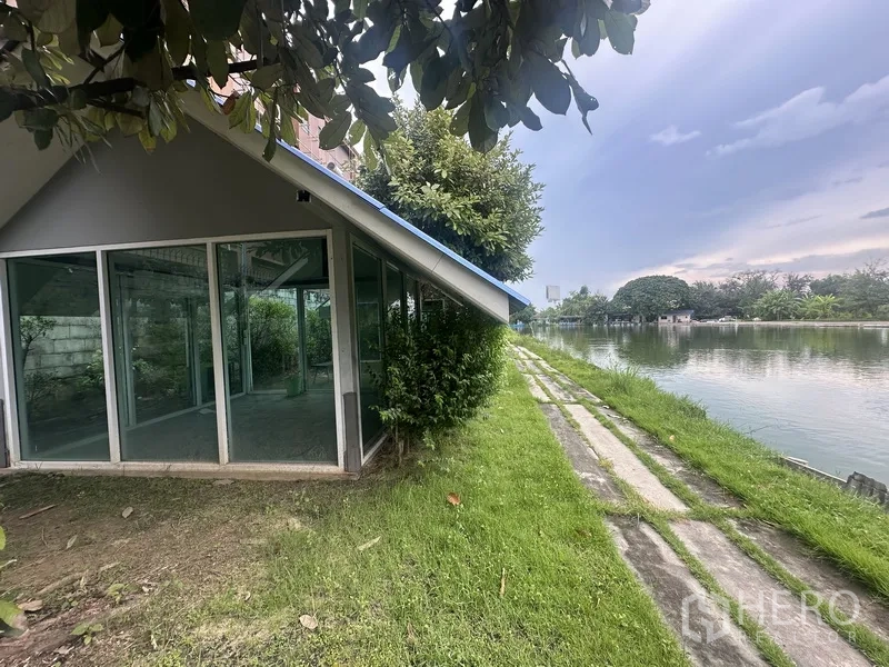 独立商业地产 出租在Prawet, Bangkok - 临水玻璃亭，草坪与沿水步道