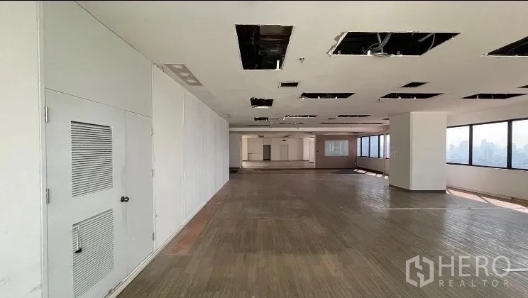 สำนักงาน ให้เช่าหรือขาย - พื้นที่ชั้นยาว ผนังสีขาว โครงฝ้าเพดานเปิด และหน้าต่างโดยรอบ