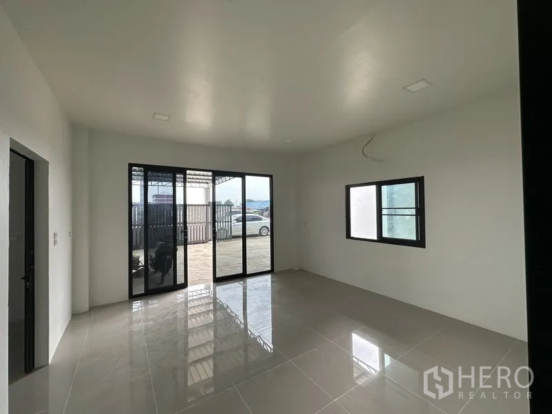 คลังสินค้า ให้เช่าในLam Luk Ka, Pathum Thani - ห้องสำนักงานชั้นล่างปูกระเบื้องมันเงา ประตูกระจกบานเลื่อนเปิดสู่ลานด้านหน้า