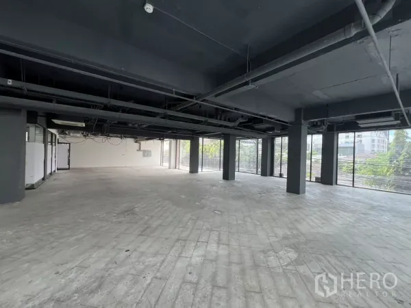 零售空间 出租在Watthana, Bangkok - 大面积开放式零售层，工业风吊顶与全景窗