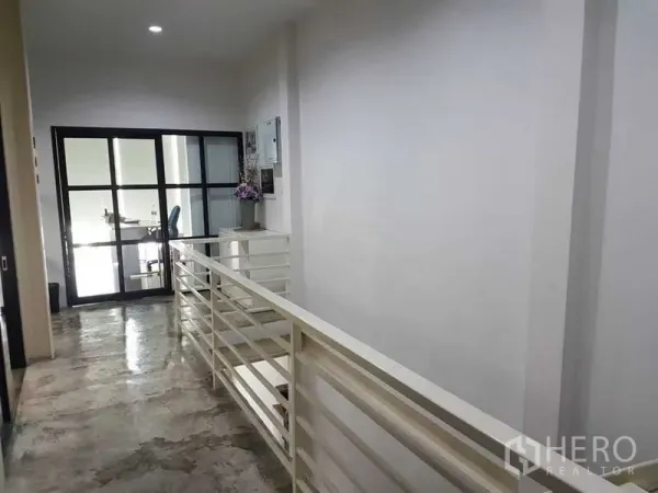 店屋 出售在Bang Rak, Bangkok - 明亮走廊，水泥抛光地面，黑框玻璃办公门