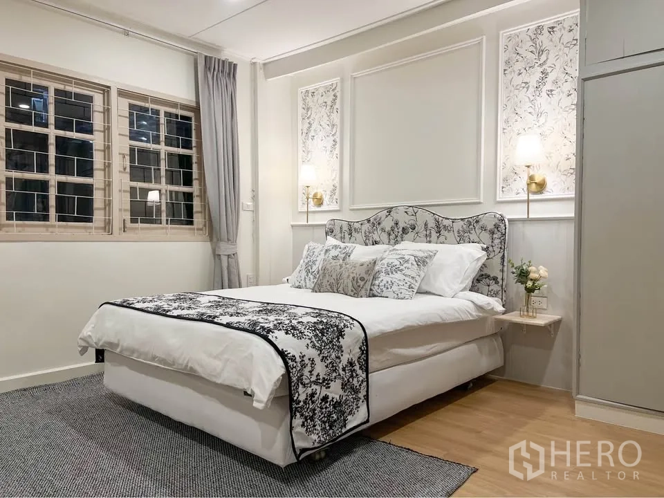 บ้าน ให้เช่าในHuai Khwang, Bangkok - ห้องนอนที่สองมีหน้าต่างบานใหญ่ ผนังเซาะร่อง และเตียงควีน.