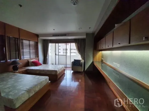 คอนโด ให้เช่าในWatthana, Bangkok - ห้องนอนกว้าง เตียงเดี่ยวสองเตียง ตู้บิวท์อิน โต๊ะทำงานยาว และประตูระเบียง