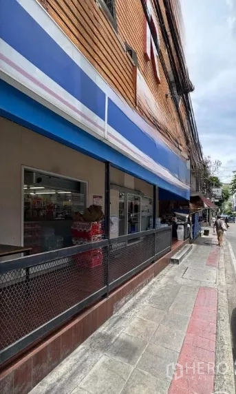 พื้นที่ขายปลีก ให้เช่าในWatthana, Bangkok - มุมมองทางเท้าตามแนวหน้าร้าน มีราวกันตก กันสาด และกระจกบานกว้างเหมาะสำหรับติดป้าย
