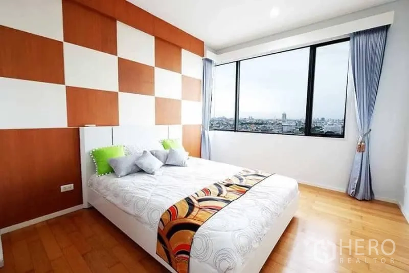 คอนโด ให้เช่าในKhlong San, Bangkok - ห้องนอนที่สองสว่าง ผนังลายตารางเด่น และหน้าต่างบานกว้างวิวเมือง