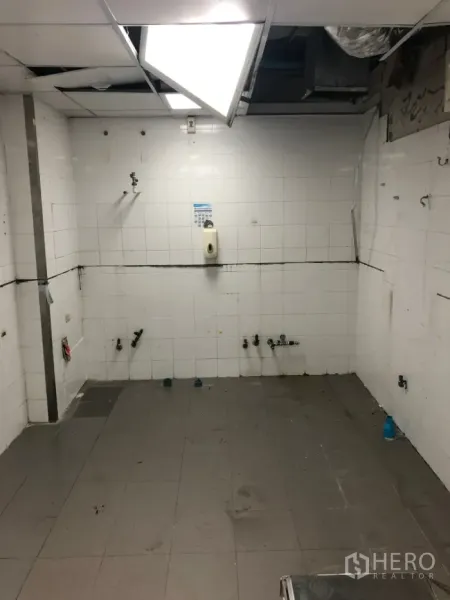 พื้นที่ขายปลีก ให้เช่าในKhlong Toei, Bangkok - ห้องครัวปูกระเบื้องสีขาว พร้อมจุดท่อน้ำและไฟ เตรียมปรับปรุงได้ทันที