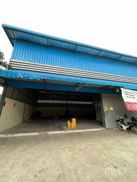 คลังสินค้า ให้เช่าในKhlong Luang, Pathum Thani - ด้านหน้าโกดัง ประตูบานเลื่อนขนาดใหญ่ พร้อมลานจอด/เทียบรถ