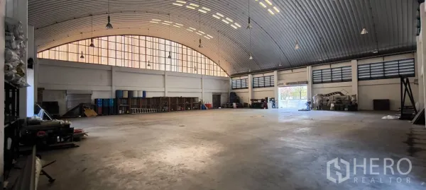 Warehouse for rent in Photharam, Ratchaburi - Spacious warehouse interior with arched ceiling, skylights, and concrete floor.