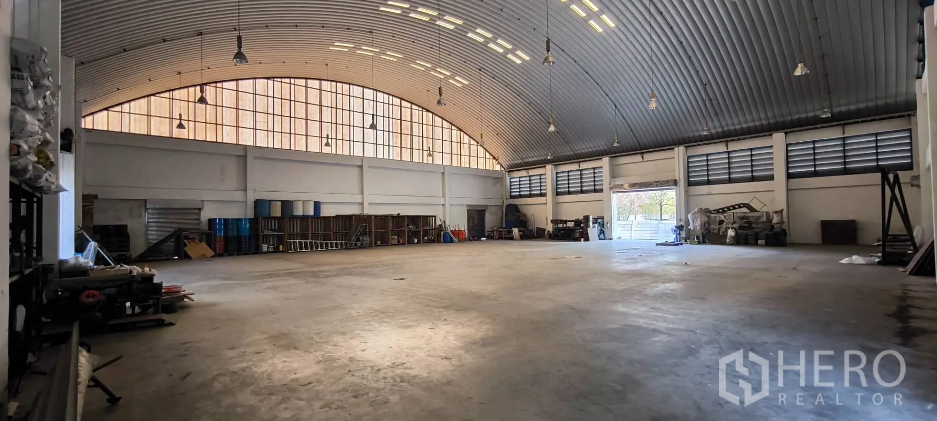 Warehouse for rent in Photharam, Ratchaburi - Spacious warehouse interior with arched ceiling, skylights, and concrete floor.