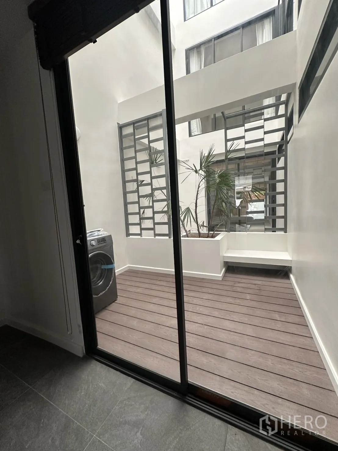 สำนักงานที่บ้าน ให้เช่าในPhra Khanong, Bangkok - วิวคอร์ตยาร์ดภายใน พร้อมพื้นเด็คไม้และกระบะปลูกต้นไม้