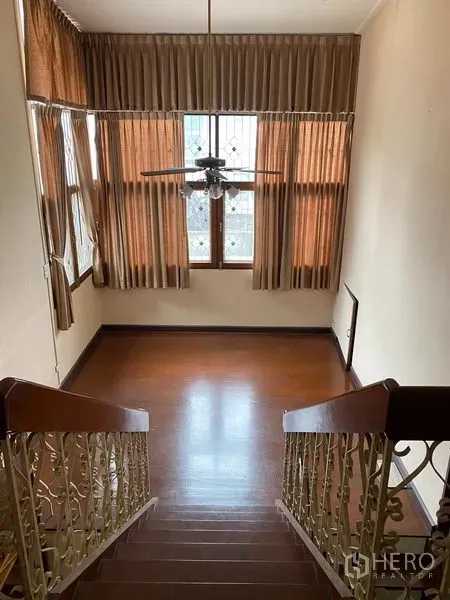 บ้าน ให้เช่าในKhlong Toei, Bangkok - ชานบันไดมีหน้าต่างสูงติดผ้าม่านและพัดลมเพดาน รับแสงธรรมชาติ