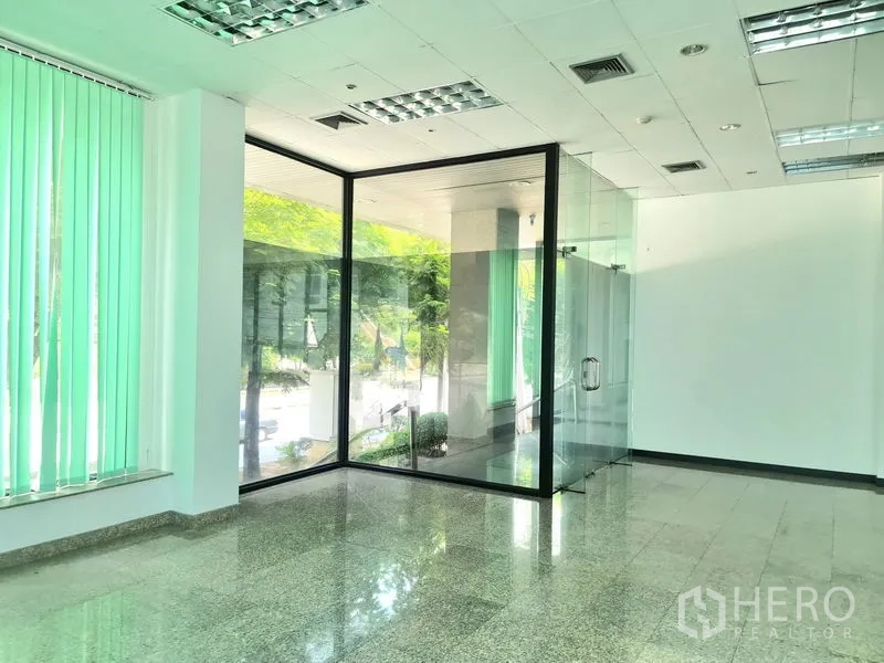 พื้นที่ขายปลีก ให้เช่าในSathon, Bangkok - มุมพื้นที่ค้าปลีกพร้อมห้องกระจกสูงจรดเพดาน และวิวต้นไม้ด้านนอก