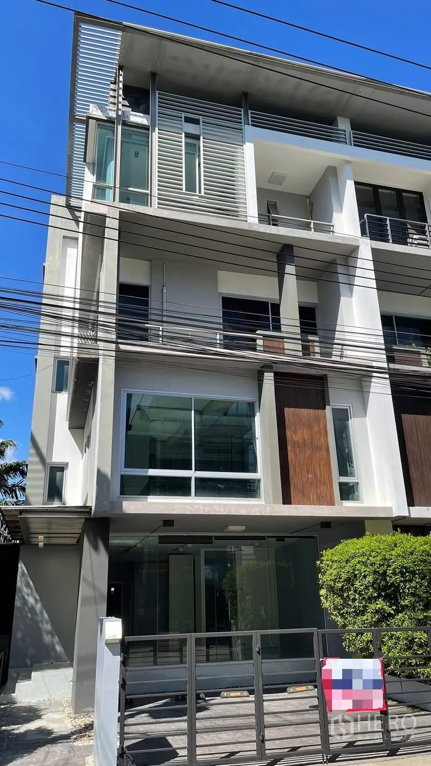 家庭办公室 for rent or sale in Wang Thonglang, Bangkok - 现代多层建筑立面，设阳台与大面积窗墙。