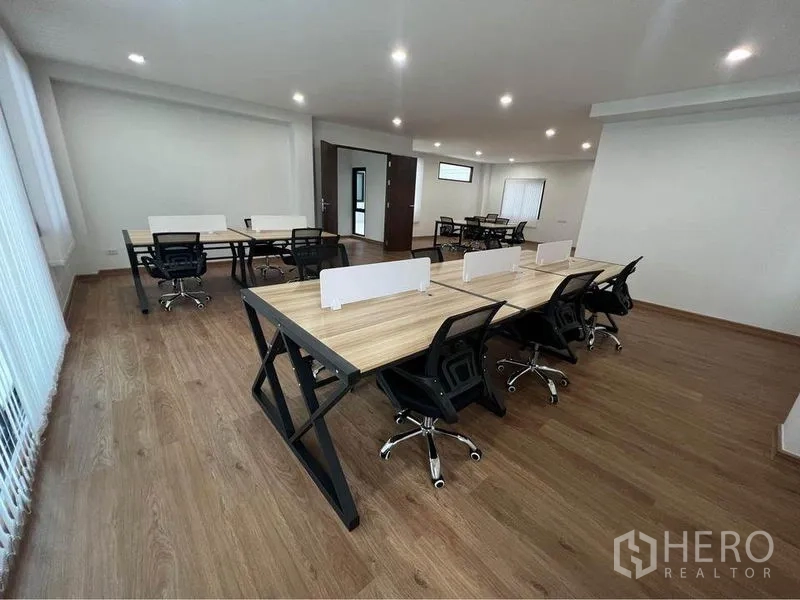 Home Office for rent in Bang Phli, Samut Prakan - Expansive coworking area featuring rows of desks, task chairs and wooden flooring.
