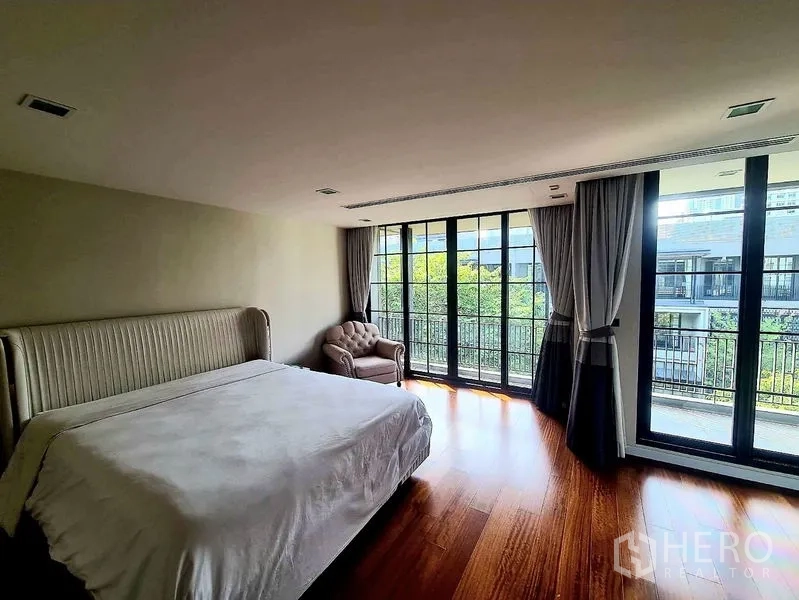 ทาวน์เฮาส์ ให้เช่าในWatthana, Bangkok - ห้องนอนใหญ่กว้างพร้อมผนังกระจกเต็มบาน ทางออกสู่ระเบียงและพื้นไม้