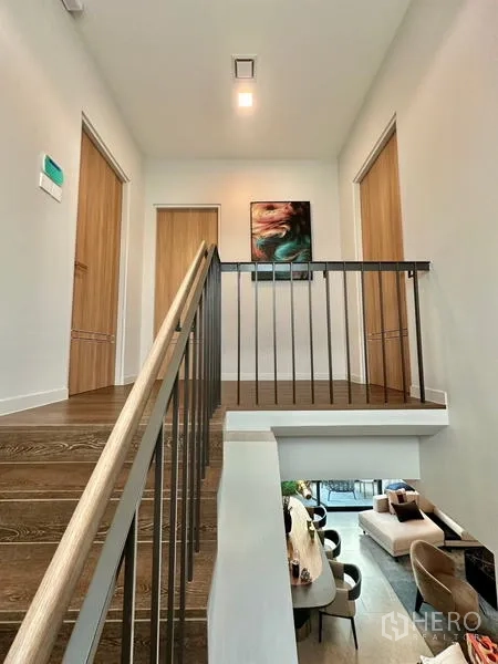 บ้าน ให้เช่าในSamut Prakan - โถงบันไดชั้นบน ราวเหล็ก และภาพงานศิลป์บนผนัง